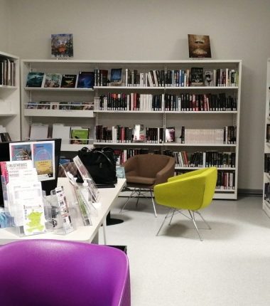 Bibliothèque de Charnècles  – Les Mots Passant